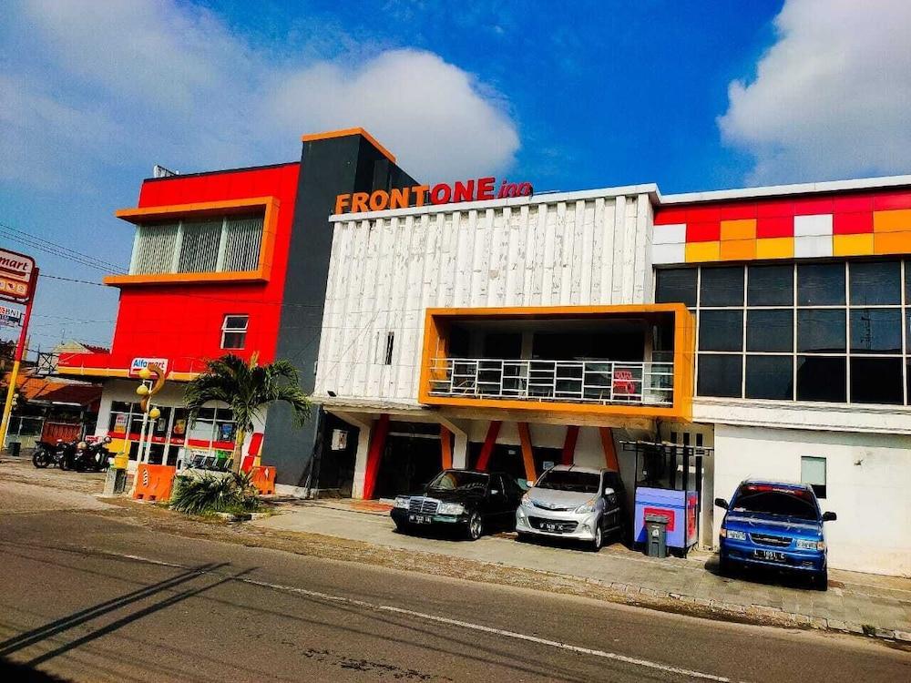 Front One Inn Sidoarjo Exterior