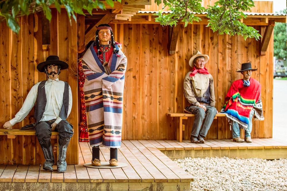 ذا بيج تيكسان - كابينز آند واجونز المنطقة الخارجية