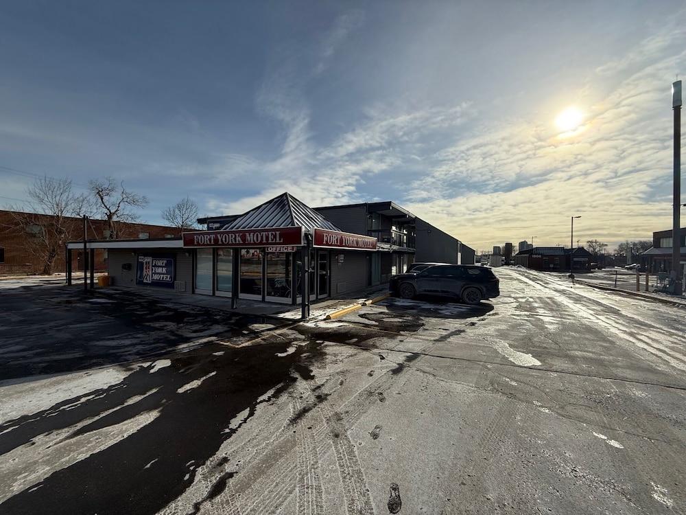 فورت يورك موتل