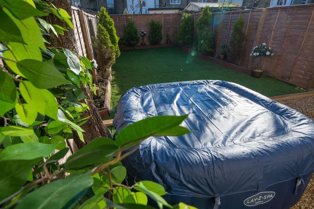 ستنينج 4 بد هاوس هوت توب، سكاي تيفي2 بول تابل المنطقة المحيطة بالمنشأة