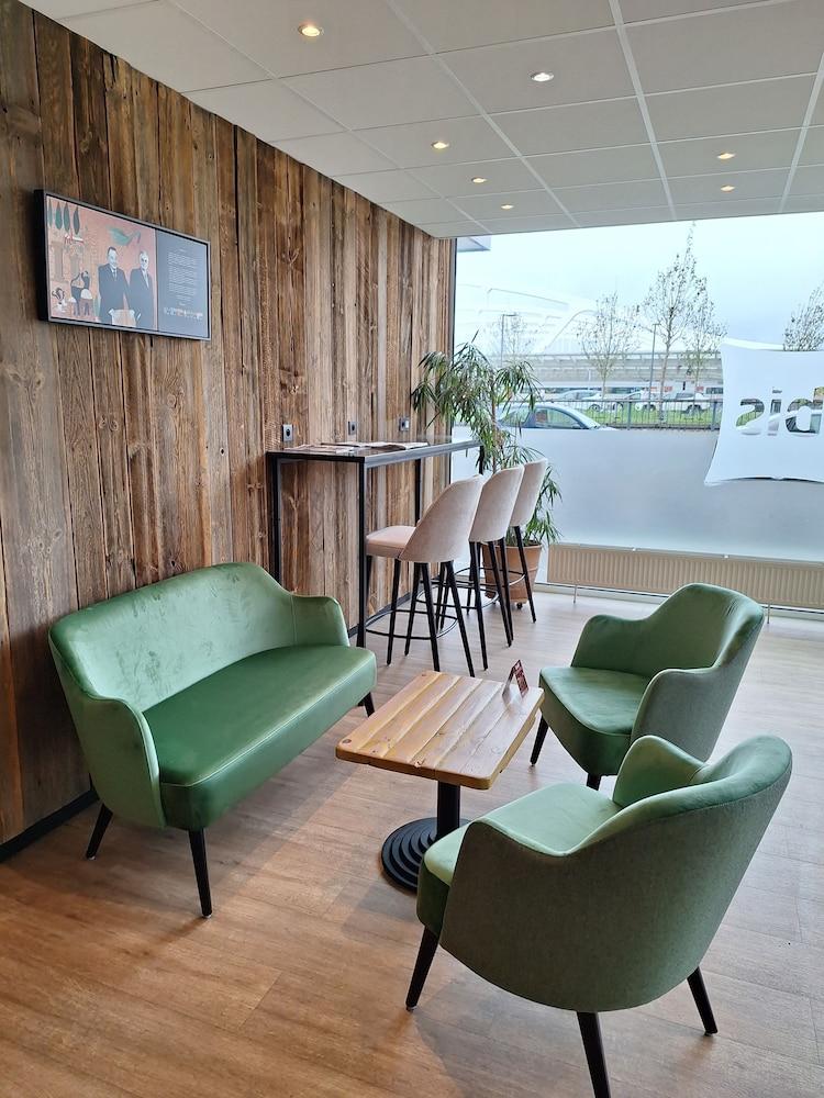 بي آند بي هوتول مون جير منطقة الجلوس في الردهة