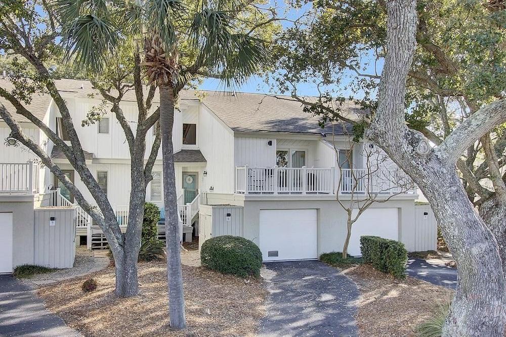 راكيت كلوب 6 باي وايلد ديونز، إن ريزورت كور المنطقة الخارجية