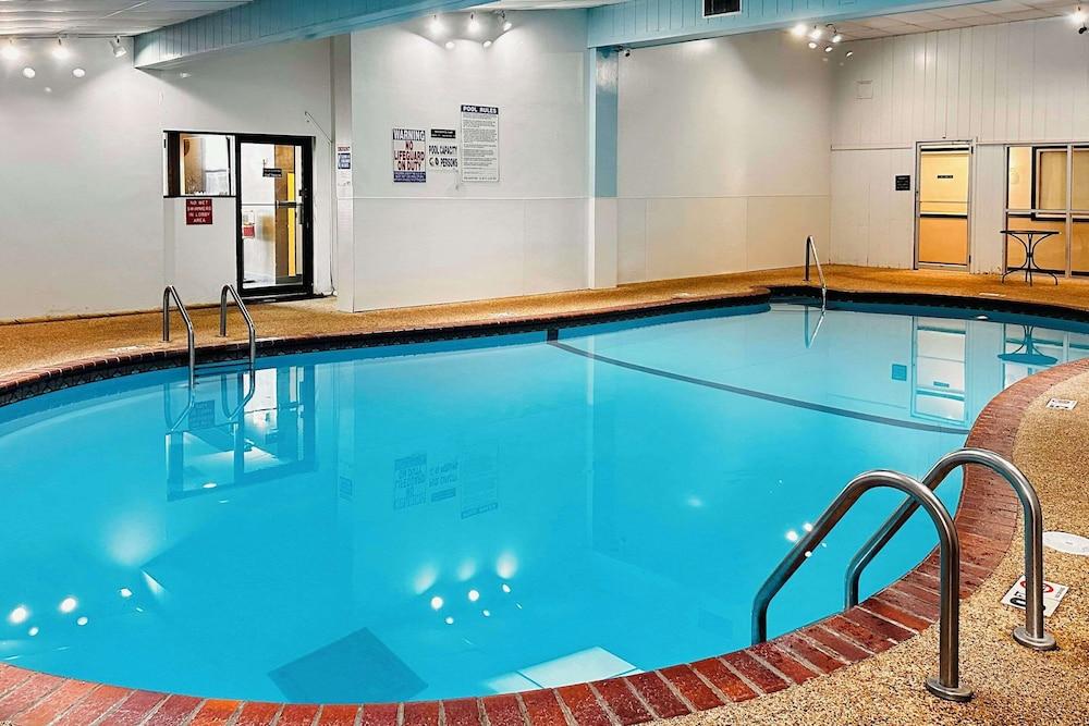 دايز إن سانت بول-مينابوليس-ميدواي زحليقة مائية