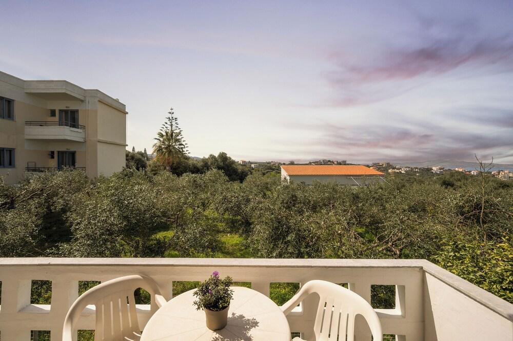 Captain Michalis Apartments Exterior
