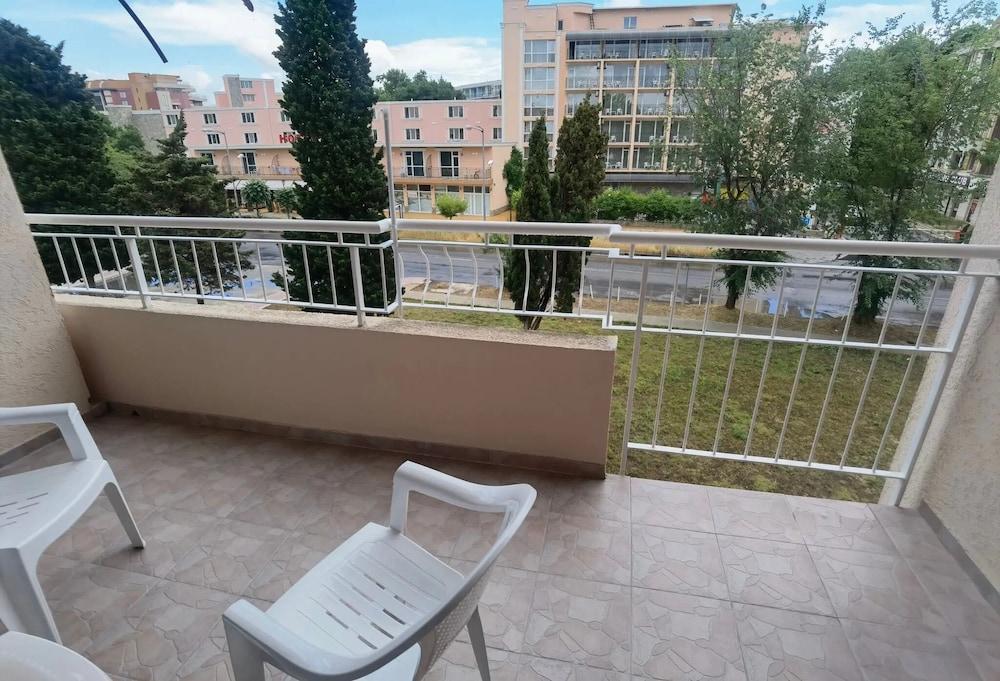 صني بيتش أبارتمنت، صني فورت أبارتمنت المنطقة المحيطة بالمنشأة