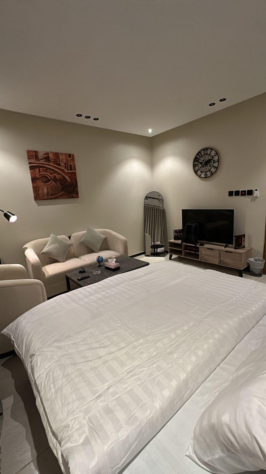 Elegant Studio with Comfortable and Simple Furniture | 5676 Bedroom