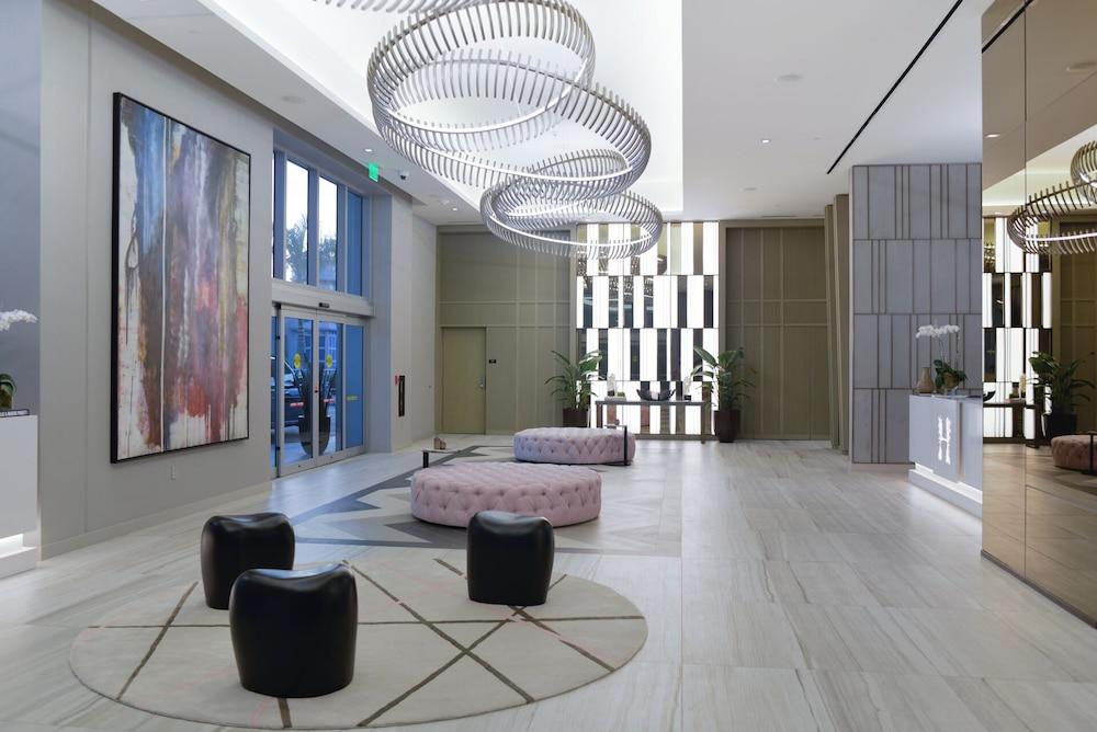 40th-Floor Gem Top Views & Amenities Lobby Sitting Area