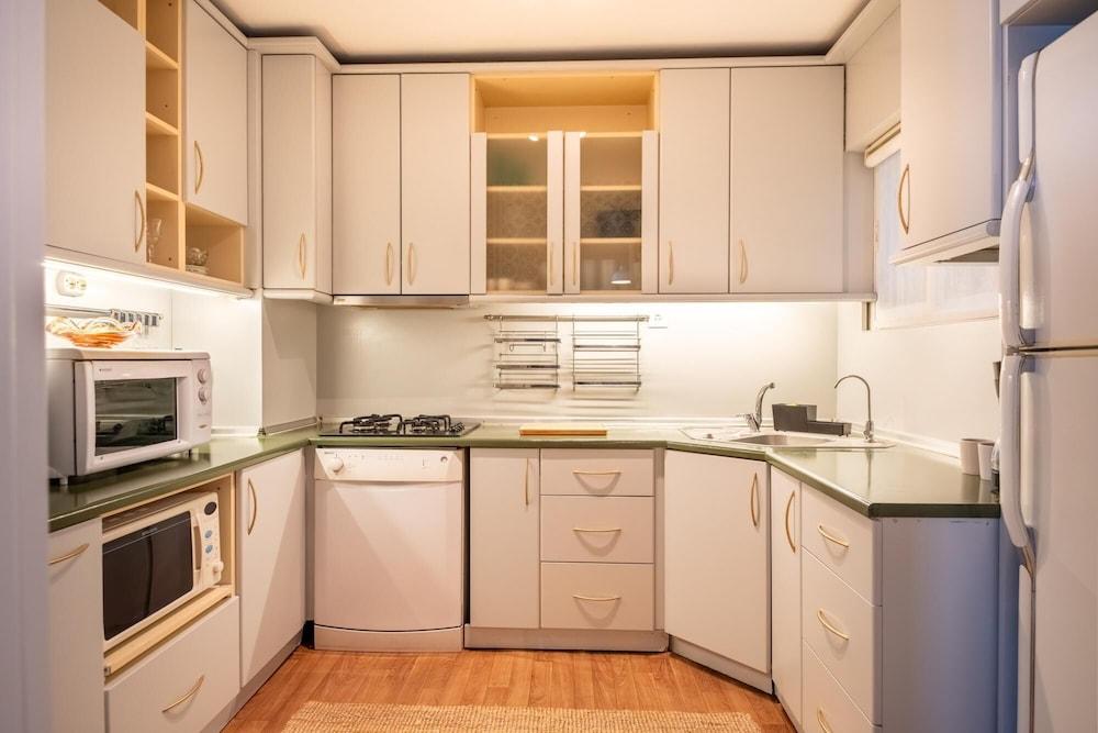 Sleek Flat With Sea View Balcony 2 min to Coast Room