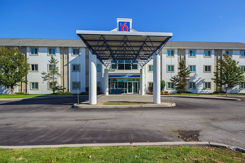 Motel 6 Whitby, ON - Toronto East