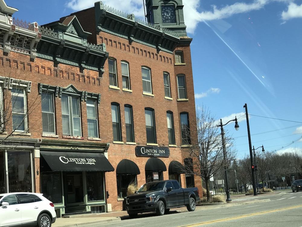 ذا كلينتون إن