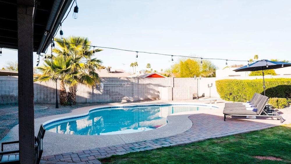 Perfect 4 Bdrm Home With Pool and Game Room! Waterslide