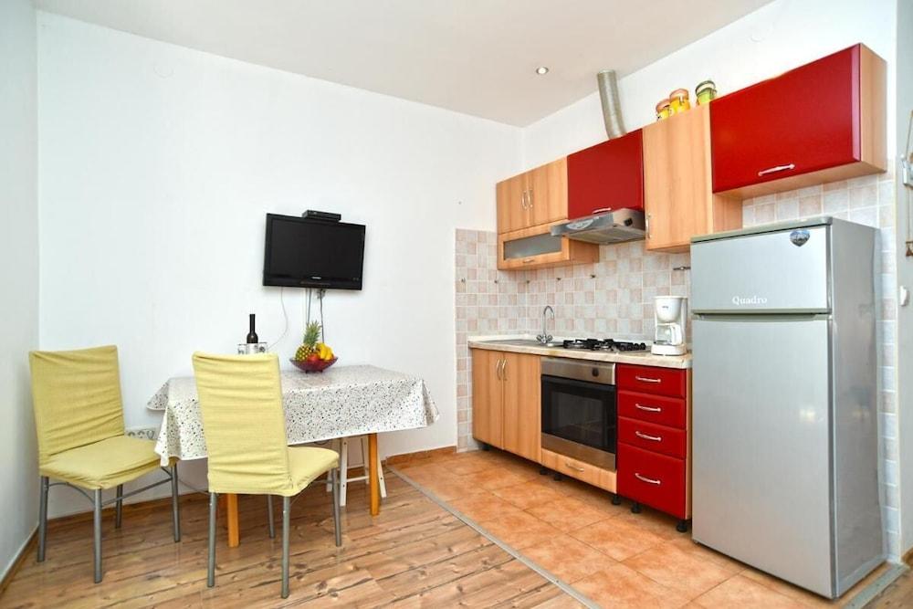 كوزي أبارتمنت ويذ شيرد بول داخلي