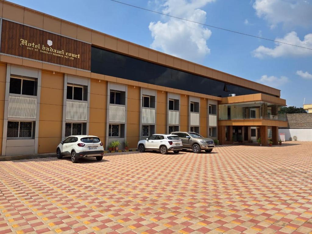 بادامي كورت