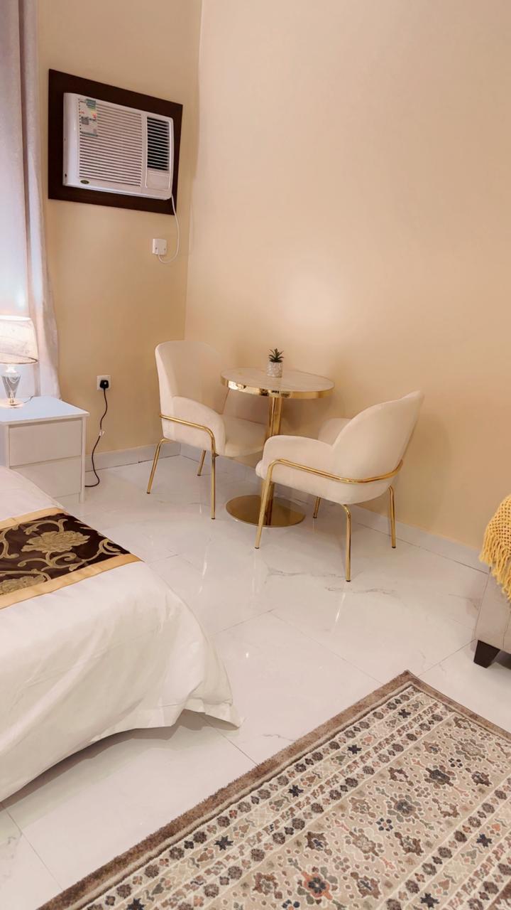 Elegant Studio with Comfortable and Simple Furniture | 5739 Bedroom
