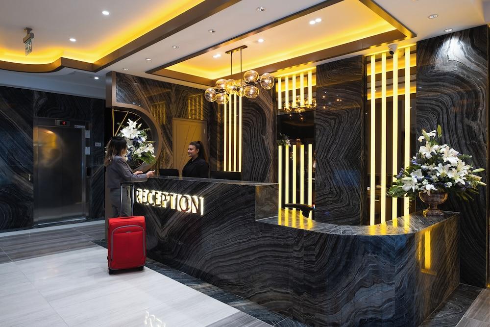 بوك هوتل بومونتي منطقة الاستقبال