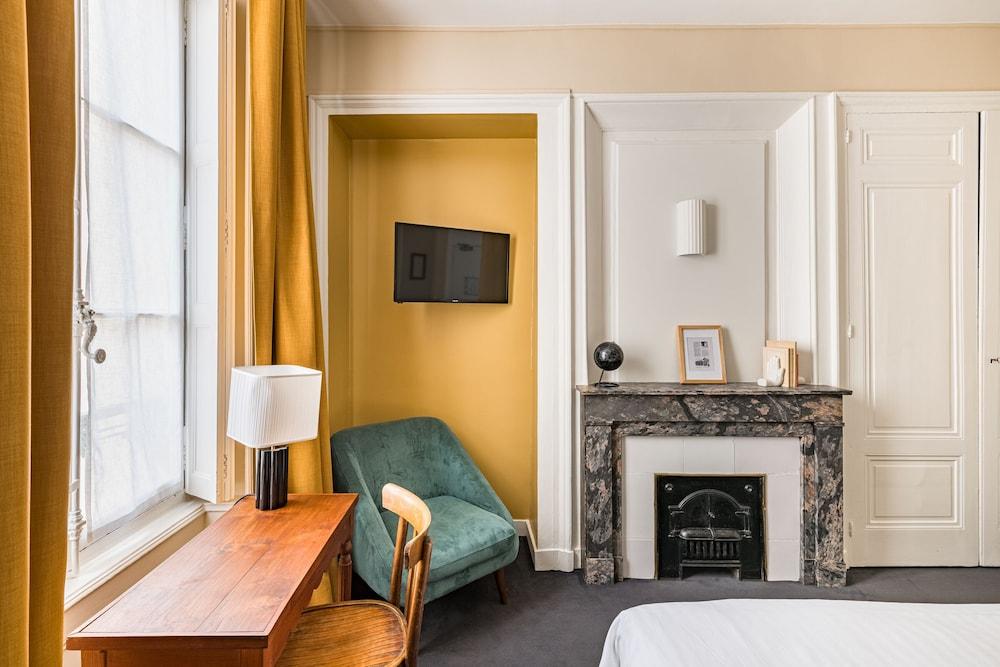 Globe et Cecil Hôtel Room