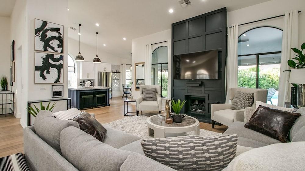 برايفت سانكتواري إن نورث سكوتسديل و/ بول!