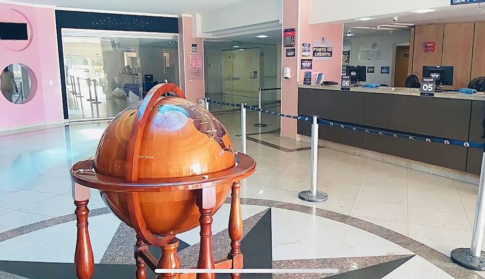 أجواس تيرميس ناتورايس بيسيناس كوينتيس 24أو ساونا فري جولدن دولفين جراند هوتل منطقة الاستقبال