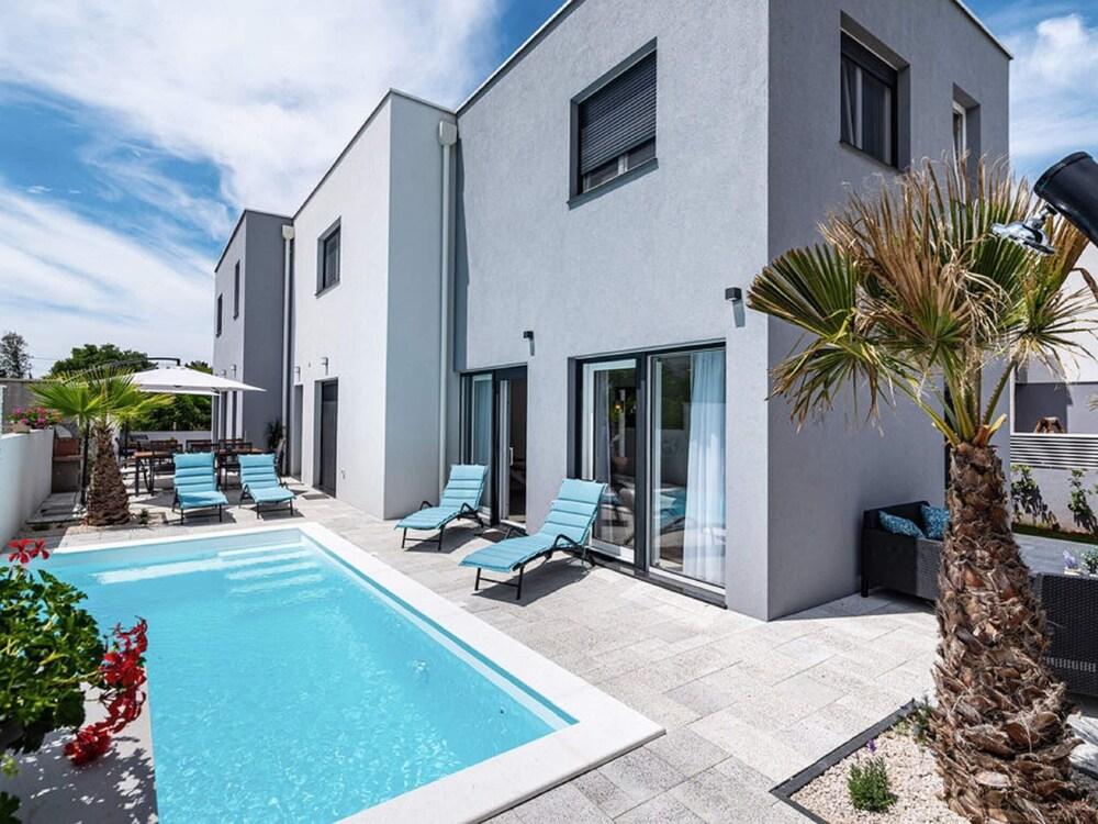 فيلا إن زاتون ويذ سويمينج بول