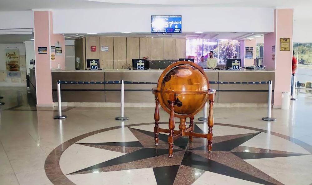 أجواس تيرميس ناتورايس بيسيناس كوينتيس 24أو ساونا فري جولدن دولفين جراند هوتل منطقة الاستقبال