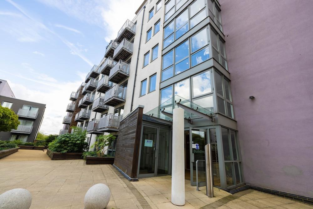 بيوتيفول آند سباتشيوس 2 بد أبارتمنت إن لندن الصورة الأساسية