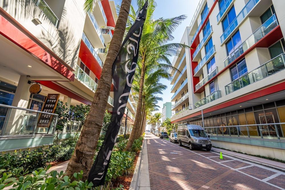 كوندو كلوس تو ذا بيتش ويذ روف توب بول آند جايم المنطقة المحيطة بالمنشأة