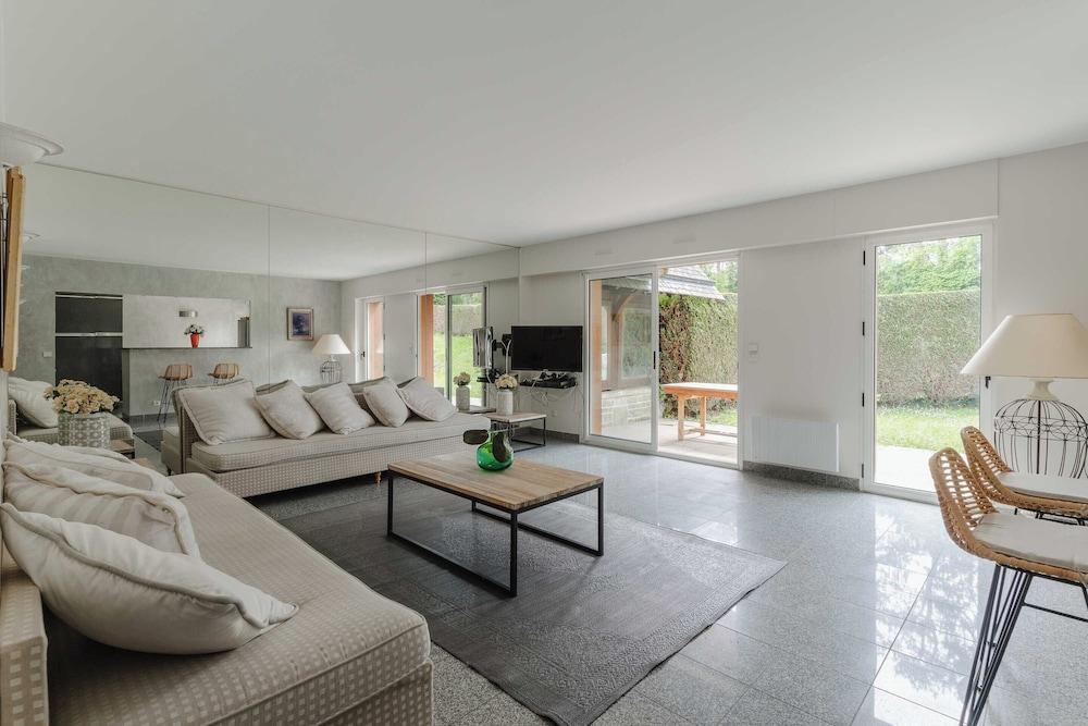 لاكشري هافن ويذ بول، تينيس آند لارج جاردن الصورة الأساسية