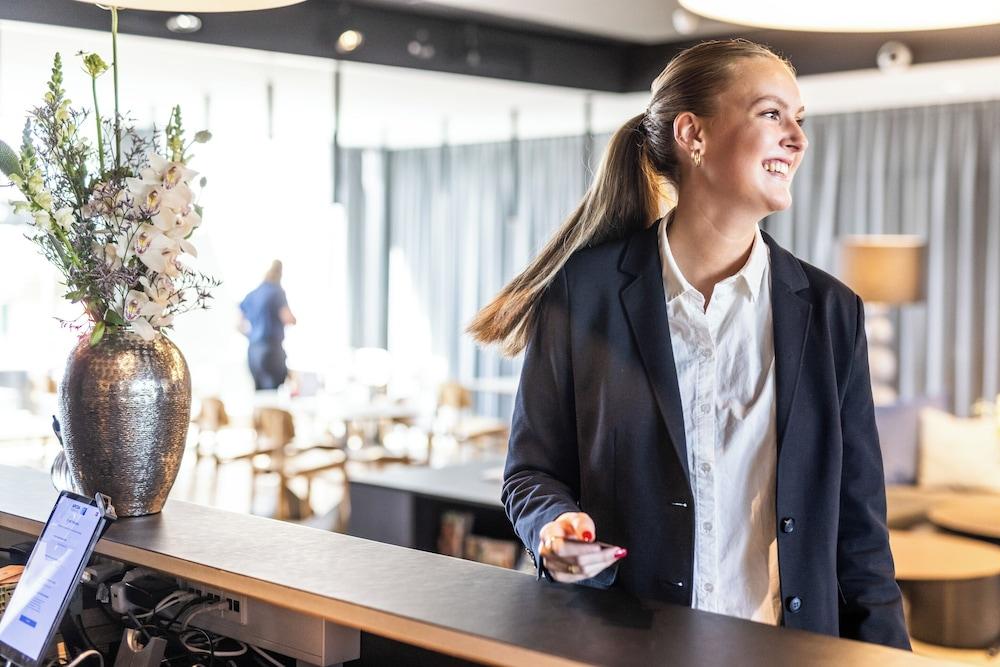 أيربورت هوتل، بيلاند منطقة الاستقبال