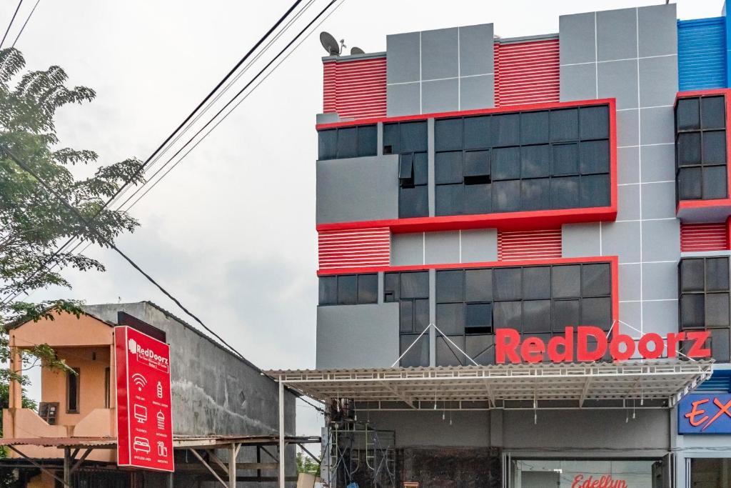 ريد دورز بلس بالقرب من مركز ميلينيوم لتكنولوجيا المعلومات والاتصالات ميدان 2 أخرى