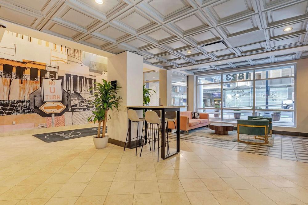 ذا كوينس ، آن أسيند كوليكشن هوتل الردهة