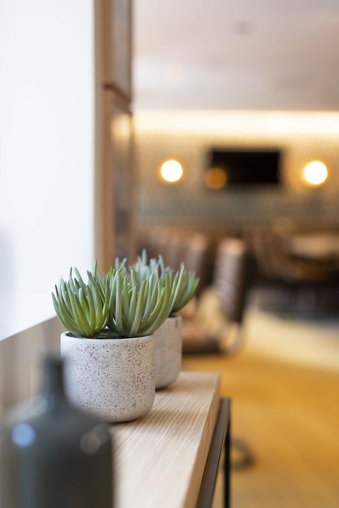 37 لودج لا ديفينسي كوربيفوي تفاصيل الفندق من الداخل