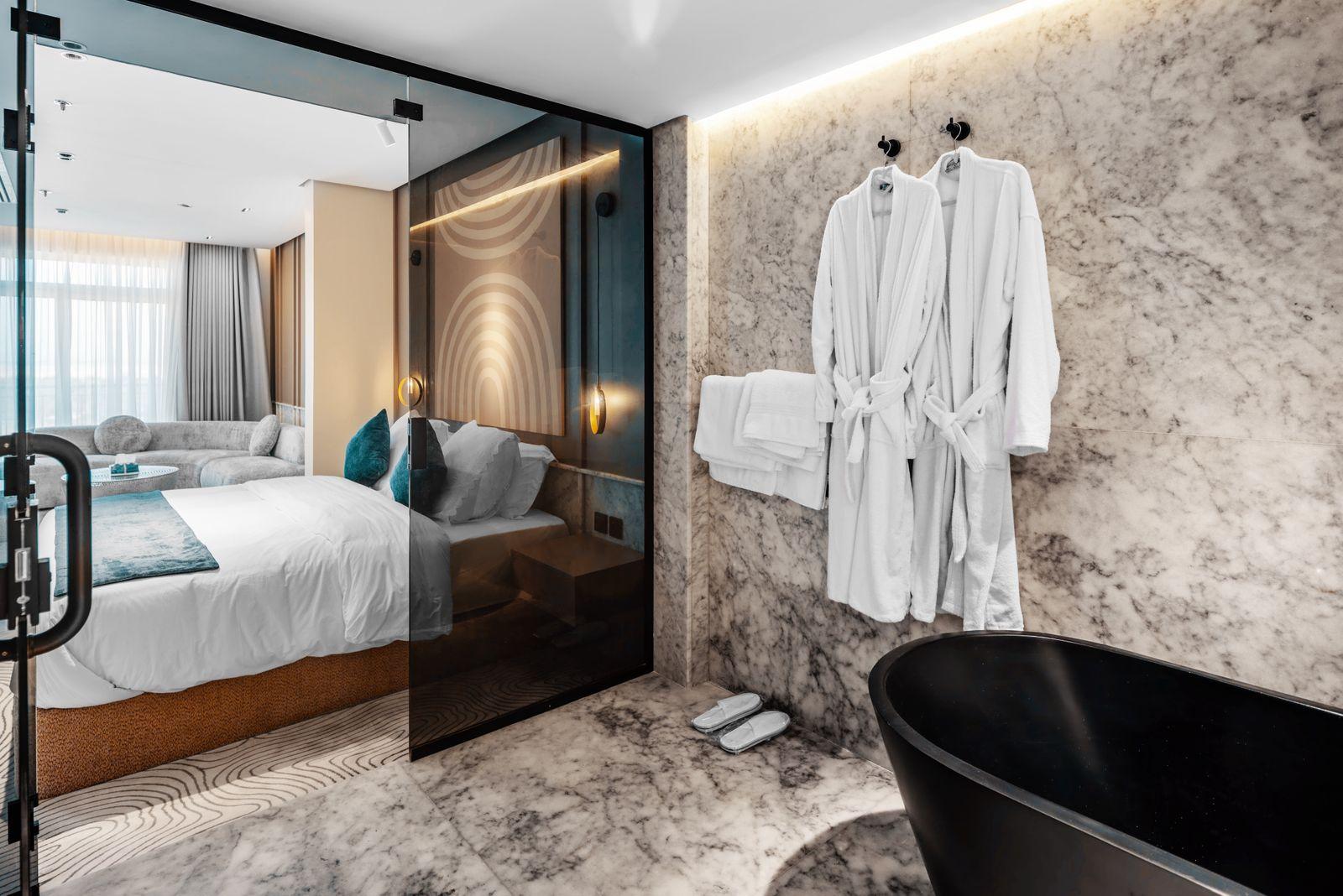 Elegant Apartment with Self Check-in | 5774 Bedroom