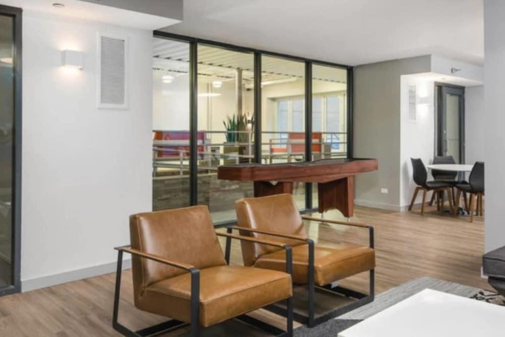 ذا جالفستريم - فايبرنت ستوديو إن ذا هارت أوف داونتاون داخلي