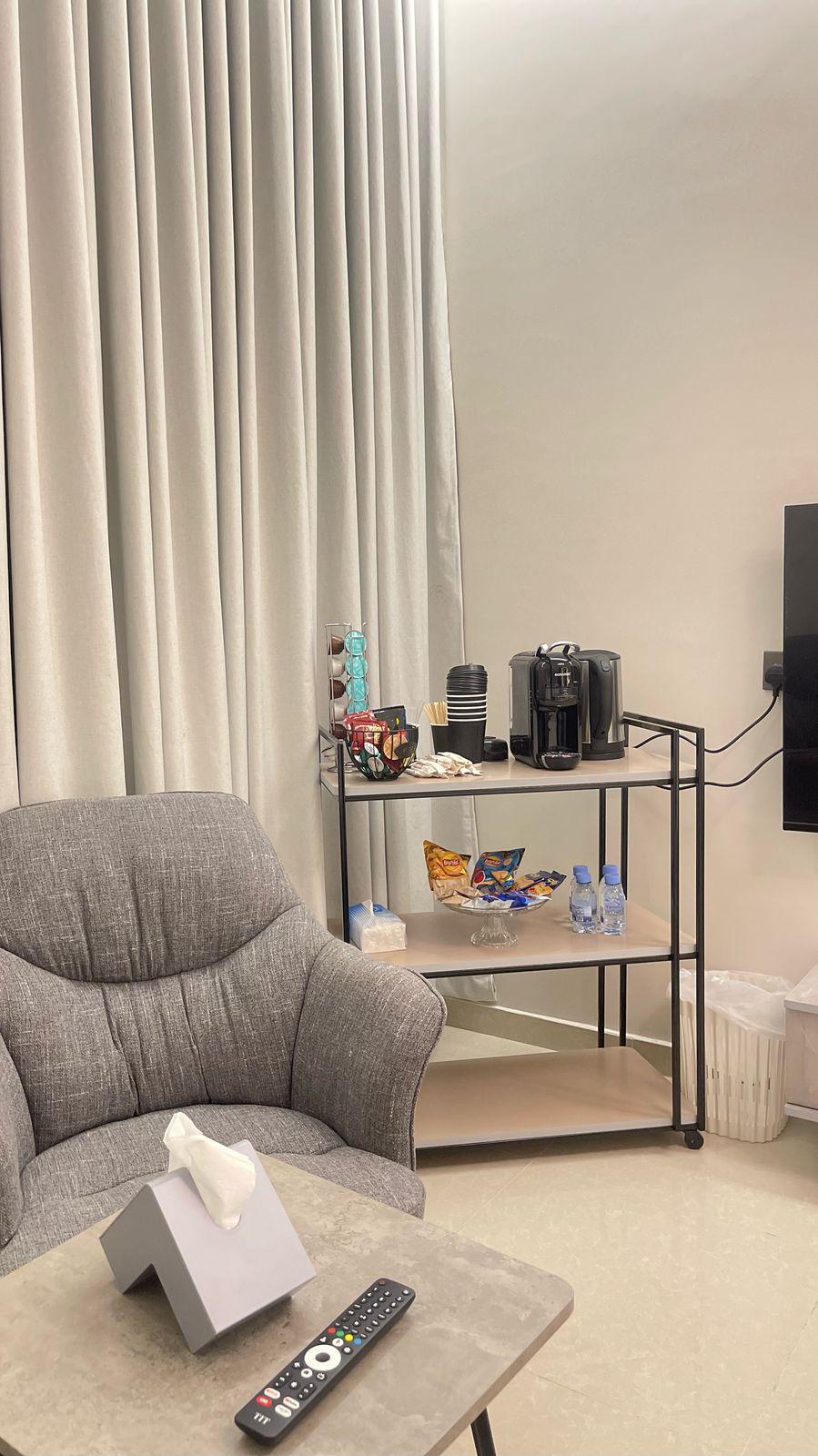 Elegant Studio with Comfortable and Simple Furniture | 5581 Bedroom