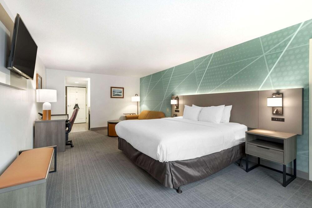 كومفرت إن آند سويتس ليك جورج