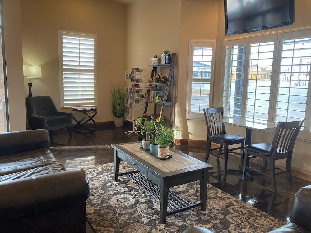 ديناصور إن آند سويتس الردهة