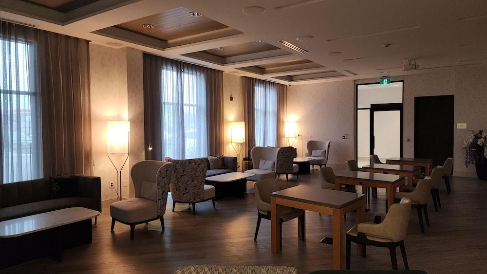 بلوم ميسيساوجا، تابيستري كوليكشن باي هيلتون منطقة الجلوس في الردهة