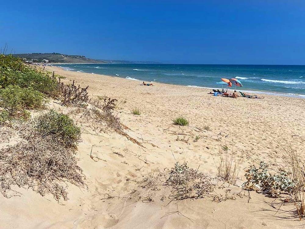 فيلا نير ذا سي ويذ بيج جاردن آند إيه باربيكو المنطقة الخارجية