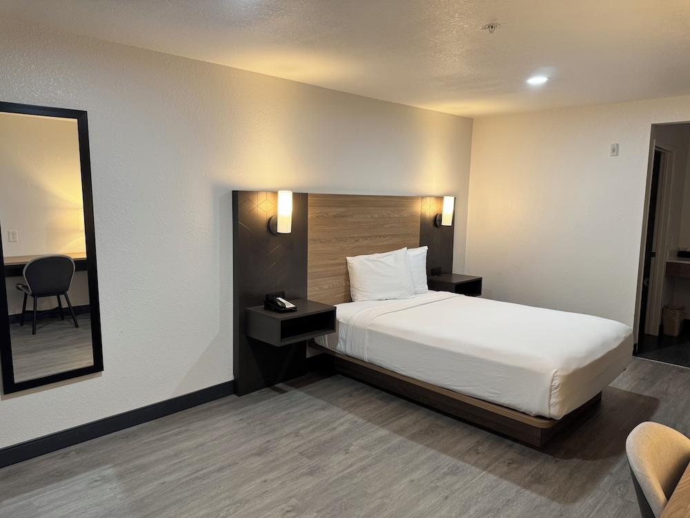 رودواي إن آند سويتس ثاوزند بالمز - رانتشو ميراج غرفة