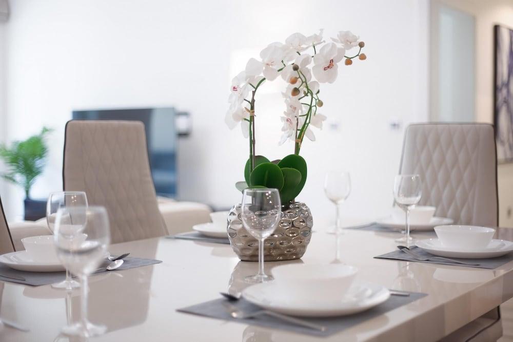 شقة بغرفتي نوم في نخلة جميرا مع شاطئ وملعب جولف مجاني غرفة