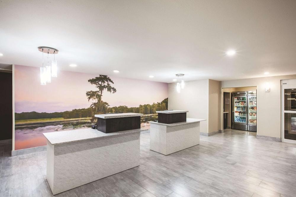 لا كينتا إن آند سويتس باي ويندام ووكر - دينهام سبرينجز الردهة