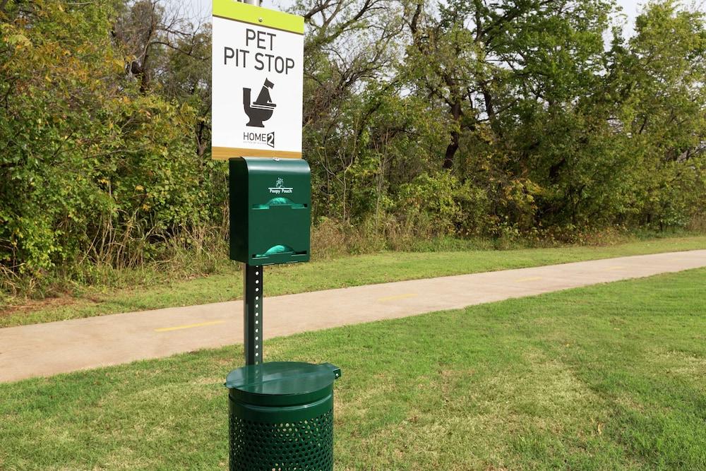 هوم2 سويتس بجوار هيلتون ستيل ووتر المنطقة الخارجية