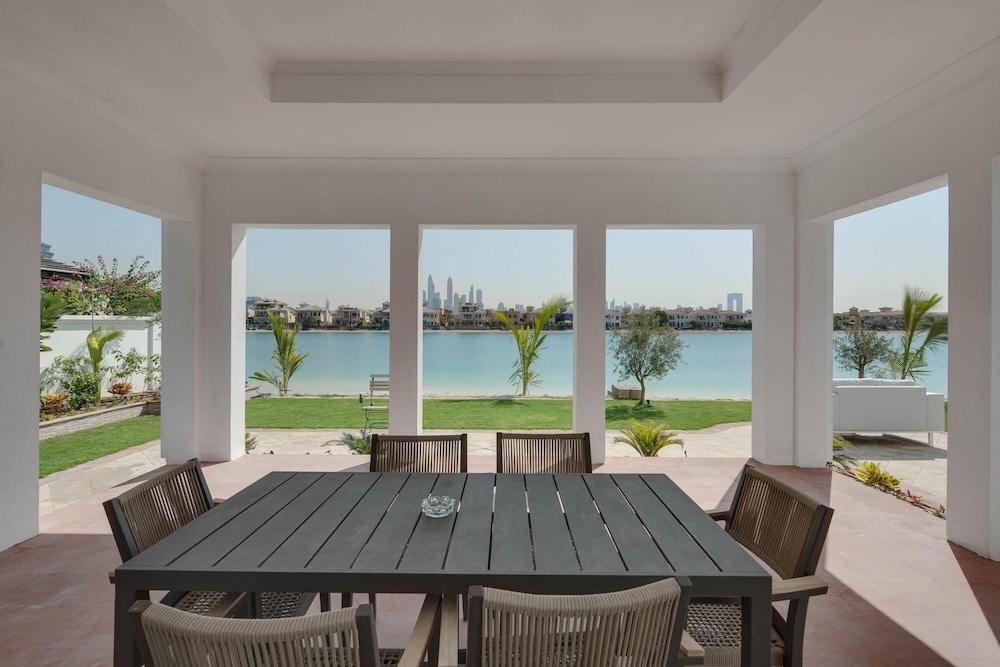 فيلا مكونة من 5 غرف نوم مع حمام سباحة وشاطئ في نخلة جميرا غرفة