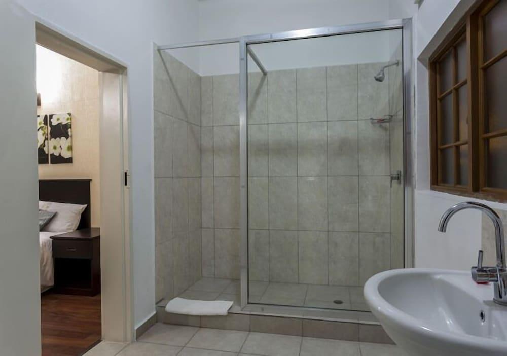 Mokorro Game Ranch and Lodge Bathroom