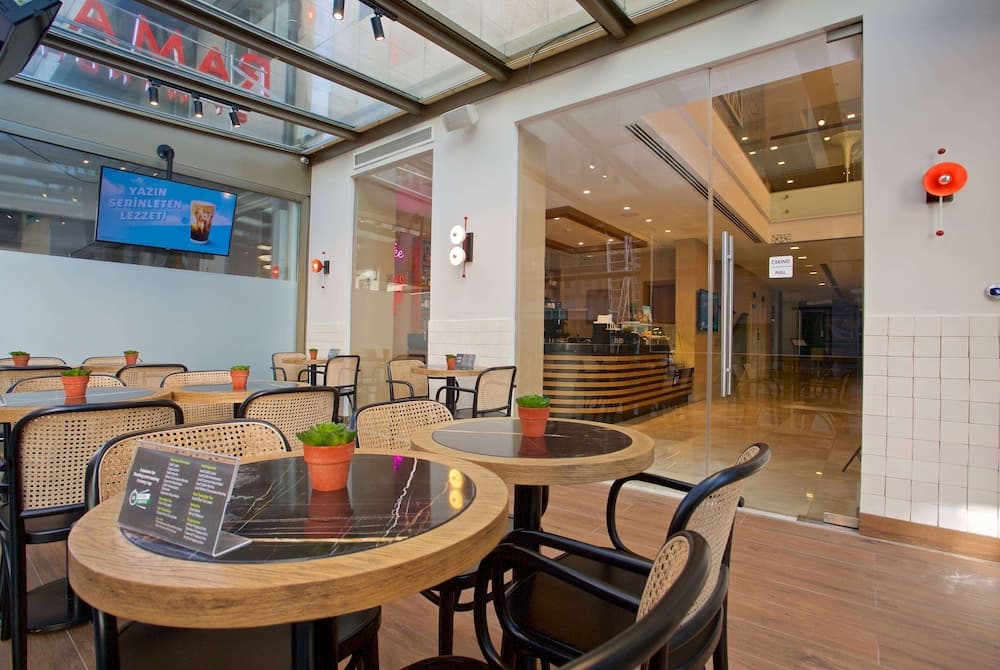 Ramada by Wyndham Istanbul Taksim Lobby