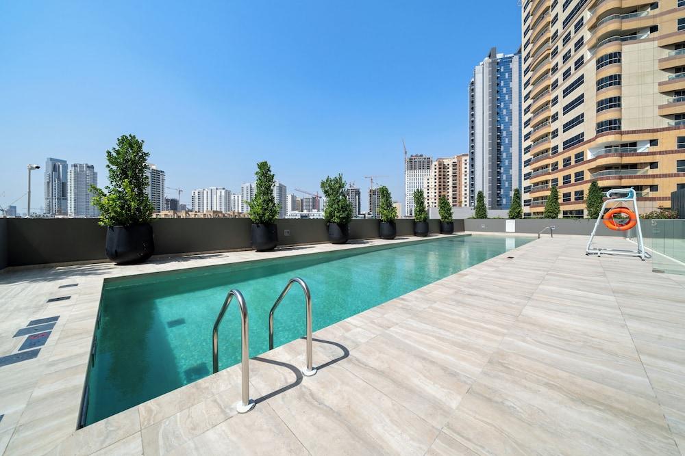 Waves - Cityscape Balcony Views and Cozy Comfort in Dubai