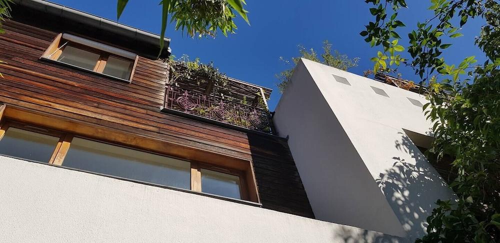 ستنينج أرشيتيكت هاوس ويذ كورتيارد المنطقة الخارجية