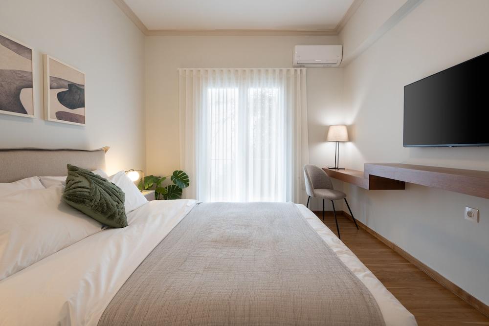 Digital Nomad Friendly Apt in Athens Room