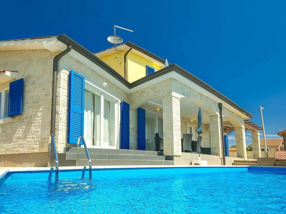 مودرن فيلا إن بورك وذ برايفت بول زحليقة مائية