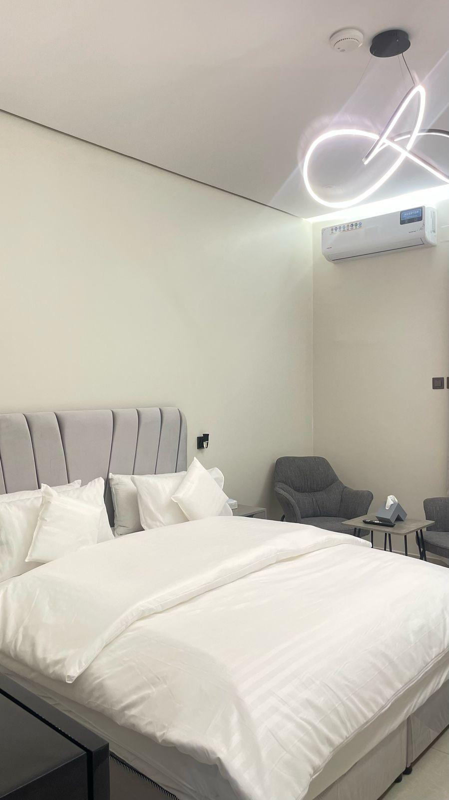 Elegant Studio with Comfortable and Simple Furniture | 5581 Bedroom